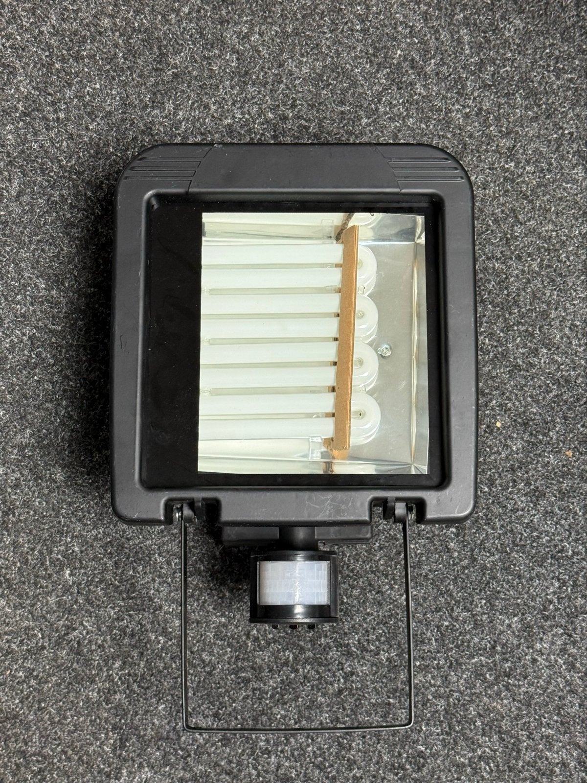Nieuwe Buitenlamp (IP44) met bewegingssensor 46W, Ophalen, Minder dan 50 watt, Overige typen, Nieuw