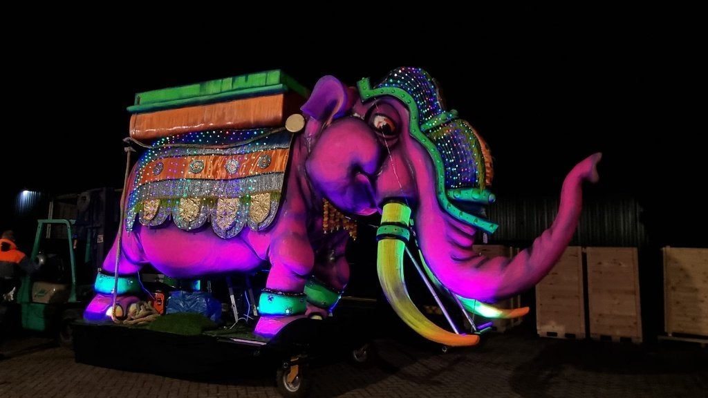 Unieke carnavalswagen prinsenwagen – fluor olifant, Ophalen, Gebruikt, Carnaval