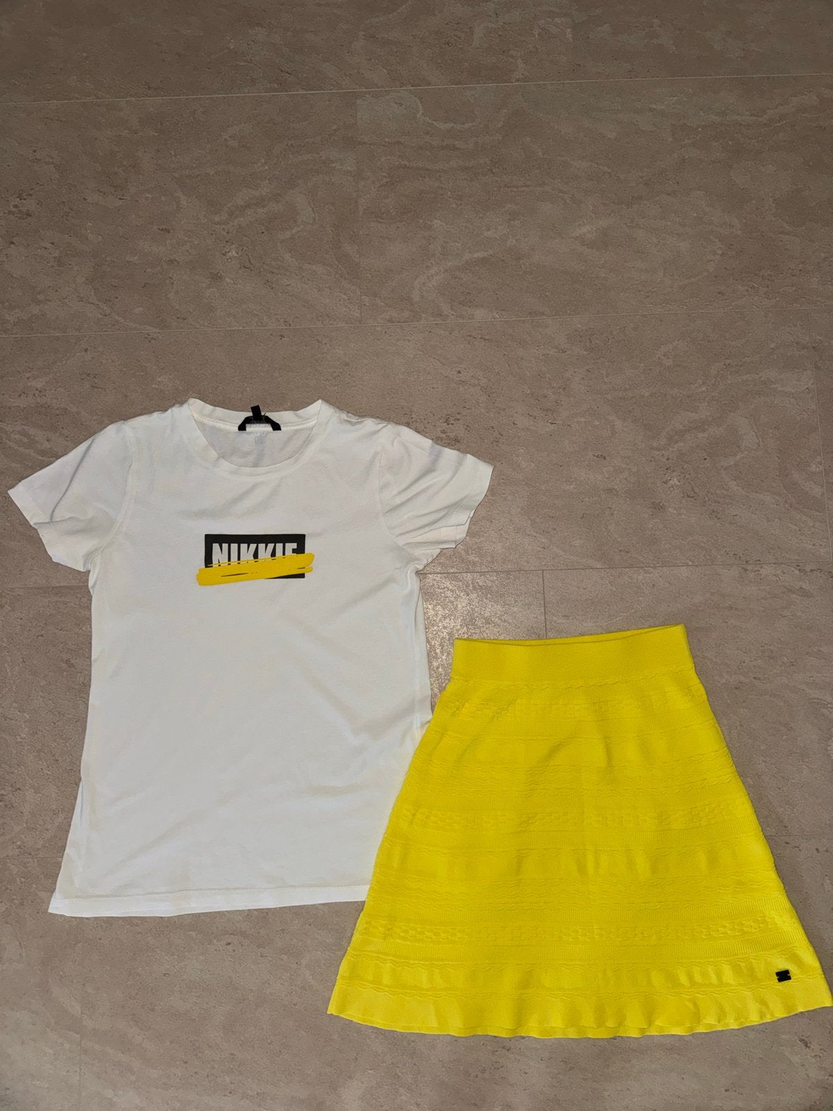 Nikkie set: wit T-shirt en gele rokje, maat 32, Wit, Ophalen of Verzenden, Zo goed als nieuw, Maat 34 (XS) of kleiner