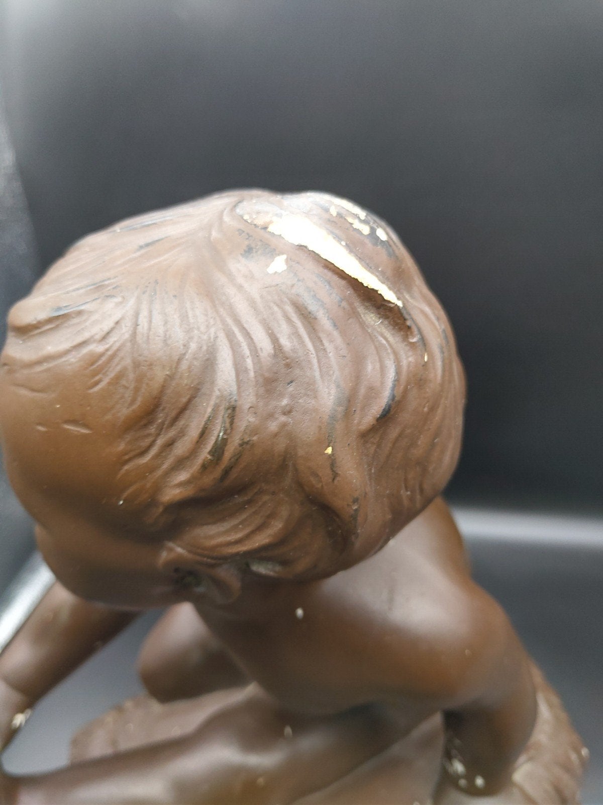 Foto 6 van Vintage Beeld Zittende Baby op Kussens - Bronslook Gips