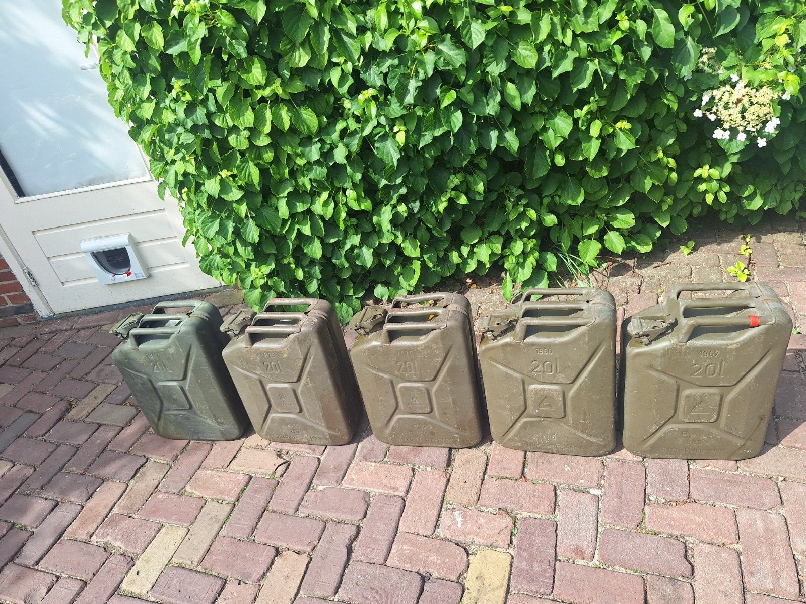 metalen jerrycans 20 liter inhoud
gebruikt voor benzine. s, Ophalen of Verzenden