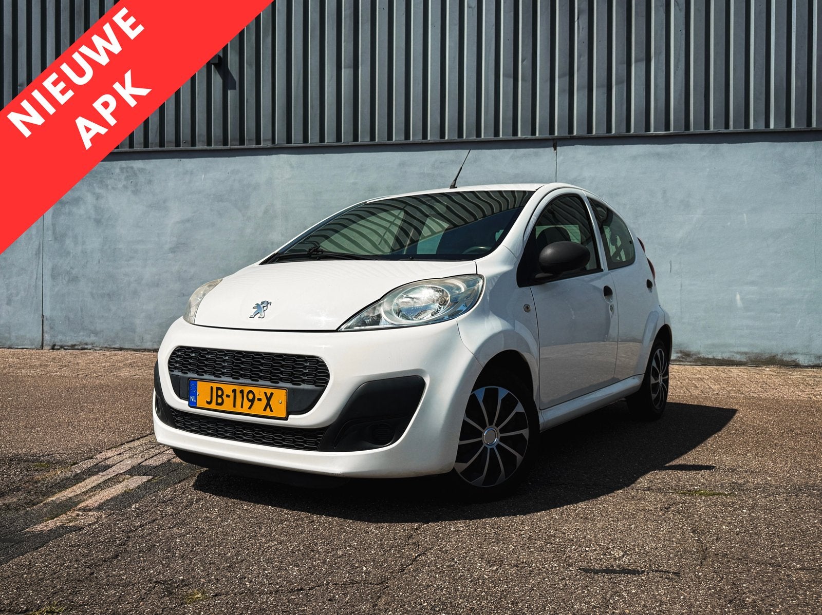 Peugeot 107 1.0 12V 5DR 2013 Wit | GROTE BEURT | NIEUWE APK, Voorwielaandrijving, Stof, Zwart, 4 cilinders