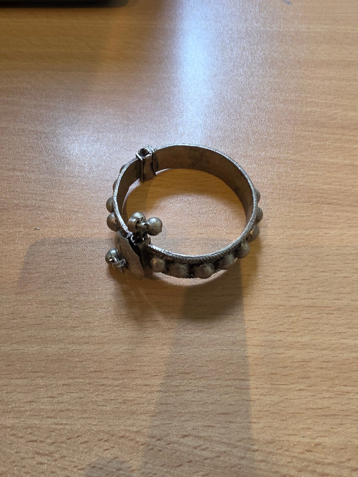 Vintage zilverkleurige armband met belletjes, Gebruikt, Ophalen of Verzenden, Met bedels of kralen, Zilver