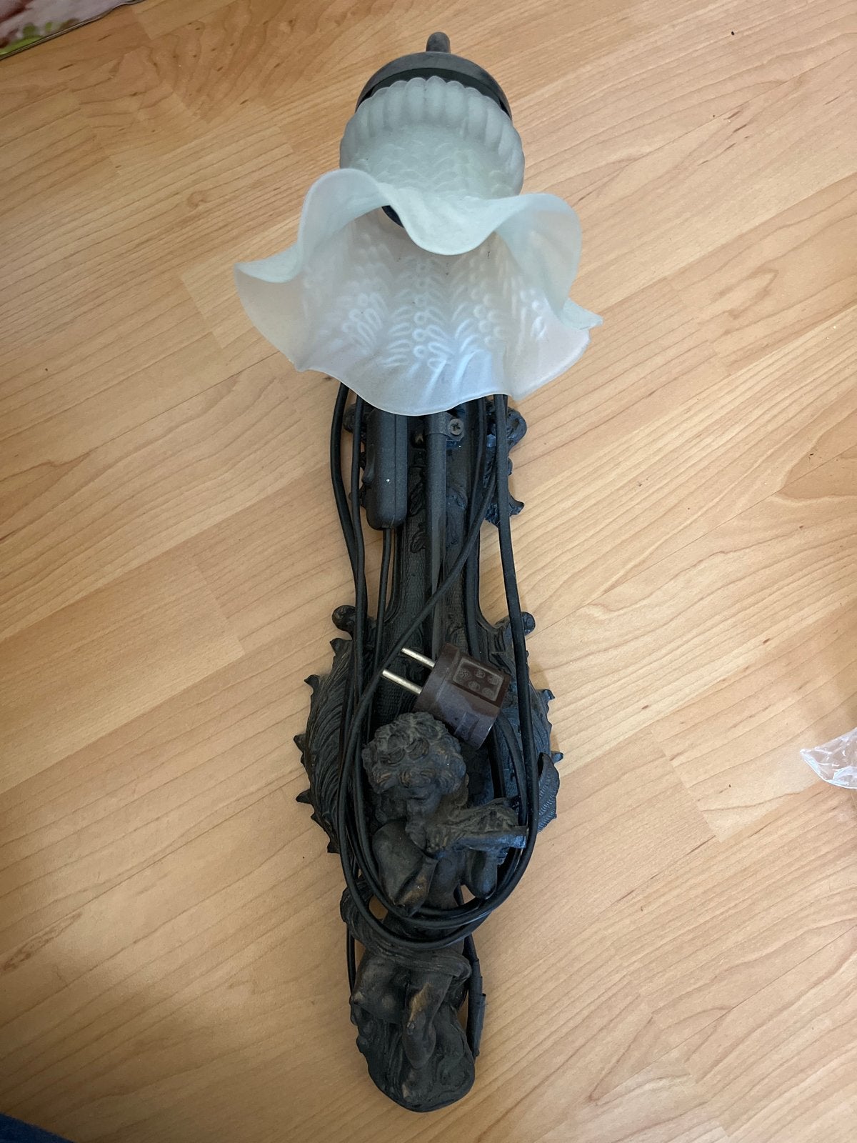 Antieke wandlamp met cherubijn en glazen kap, Ophalen