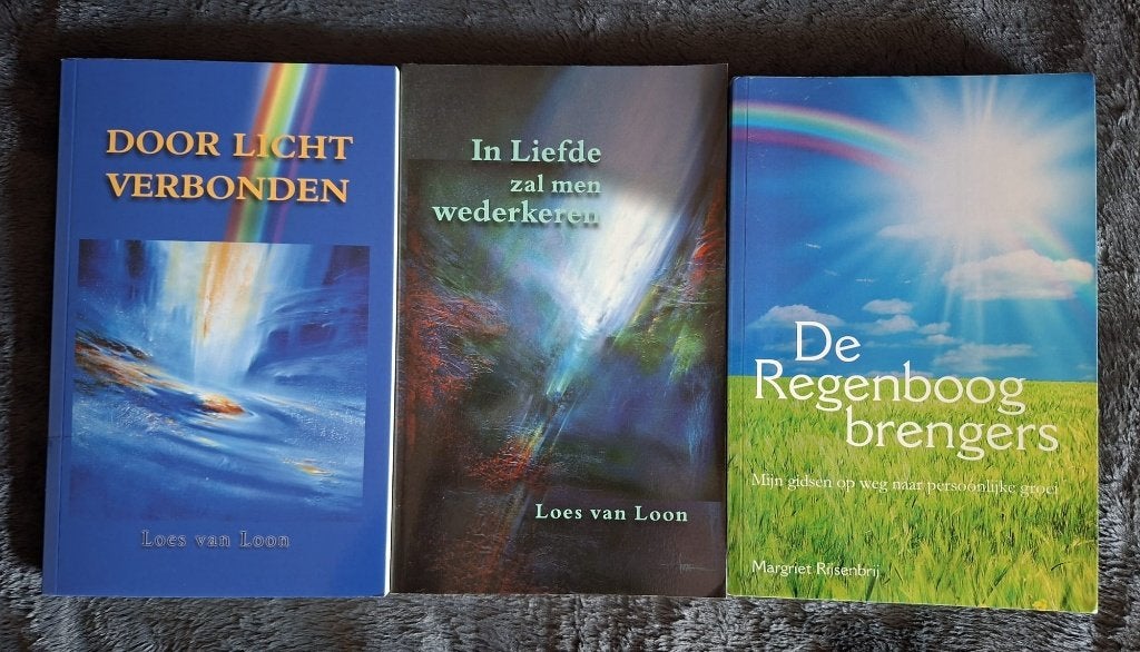 regenboogbrengers Licht gidsen Loes van Loon, Boeken, Ophalen of Verzenden, Zo goed als nieuw, Ziel of Sterfelijkheid, Achtergrond en Informatie
