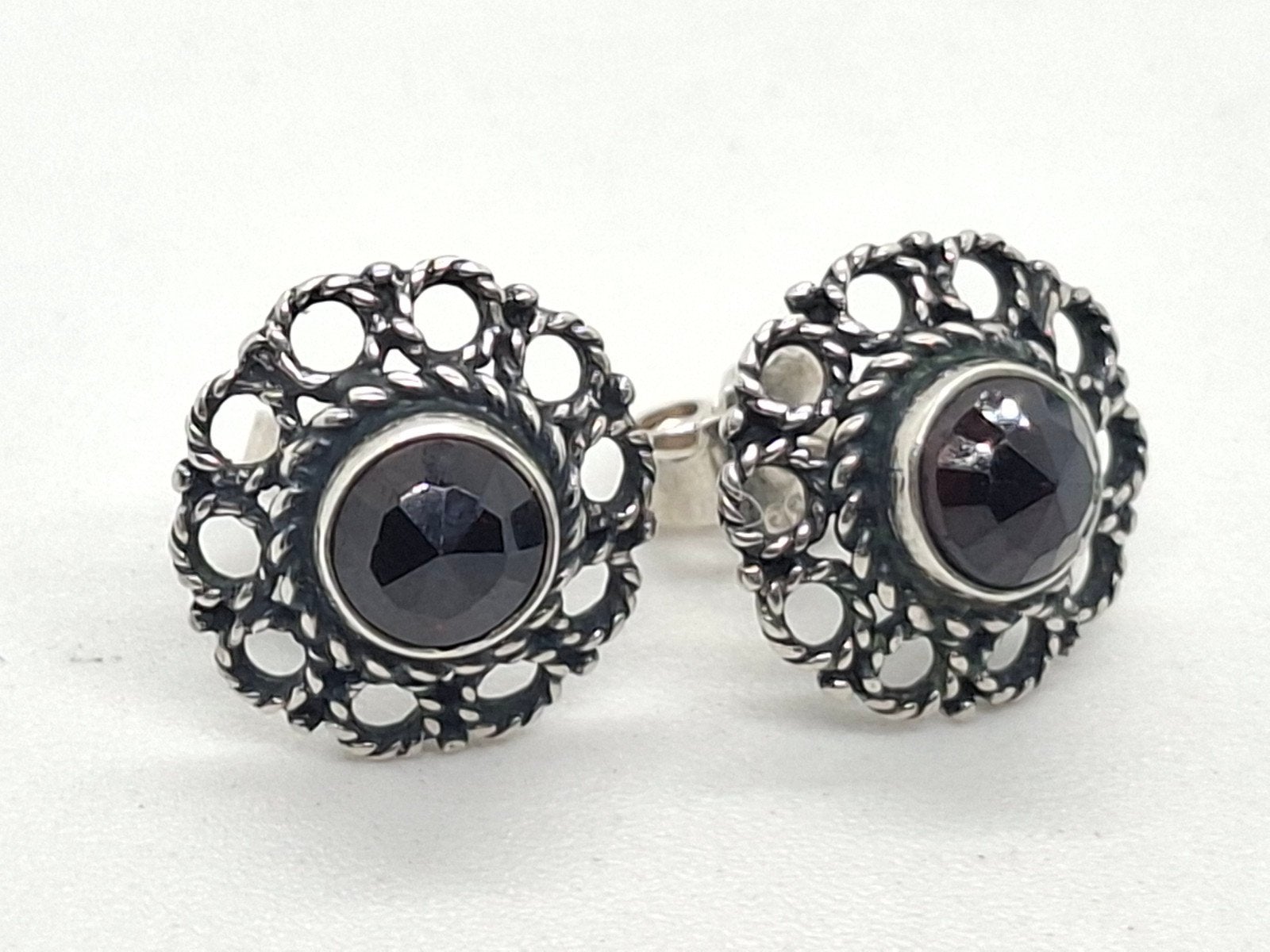 Zilveren Oorknoppen met Granaat - 835 Zilver, Sieraden, Tassen en Uiterlijk, Oorbellen, Gebruikt, Ophalen of Verzenden, Met edelsteen