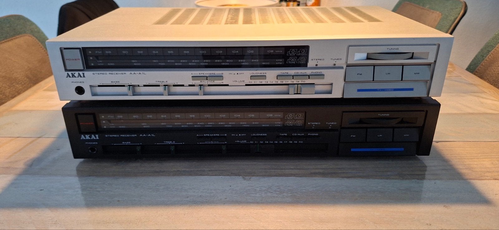 Akai AA-A1L Stereo Receiver - Zwart en Zilver (2 stuks), Audio, Tv en Foto, Versterkers en Receivers, Gebruikt, Ophalen, Overige merken