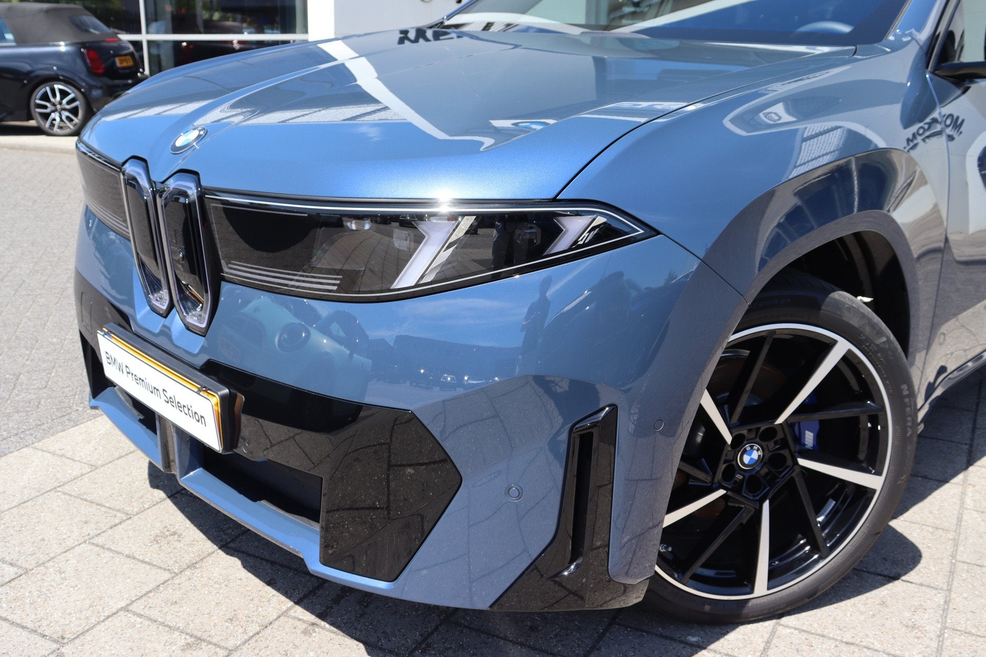 BMW iX3 50 xDrive M Sport / Trekhaak / Panoramadak / Head-Up, Auto's, BMW, Gebruikt, Zwart, Blauw, 2260 kg