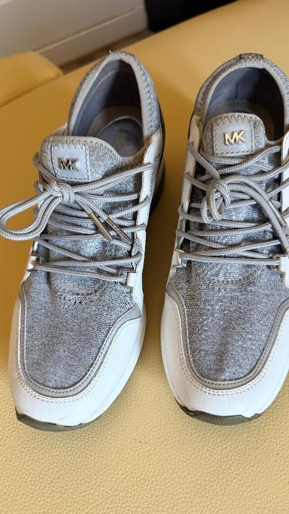 In goede staat: Michael Kors Liv Trainer grijs mt 38, Michael Kors, Verzenden, Sneakers of Gympen, Grijs