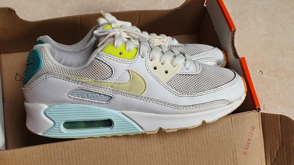 Nike Air Max 90 maat 36, Kinderen en Baby's, Kinderkleding | Schoenen en Sokken, Gebruikt, Sportschoenen, Jongen of Meisje, Verzenden