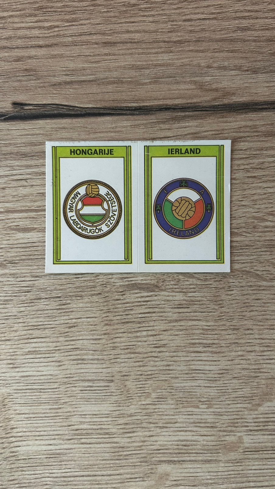 Panini Voetbal 78 plaatje emblemen Hongarije en Ierland, Ophalen of Verzenden, Zo goed als nieuw, Sticker