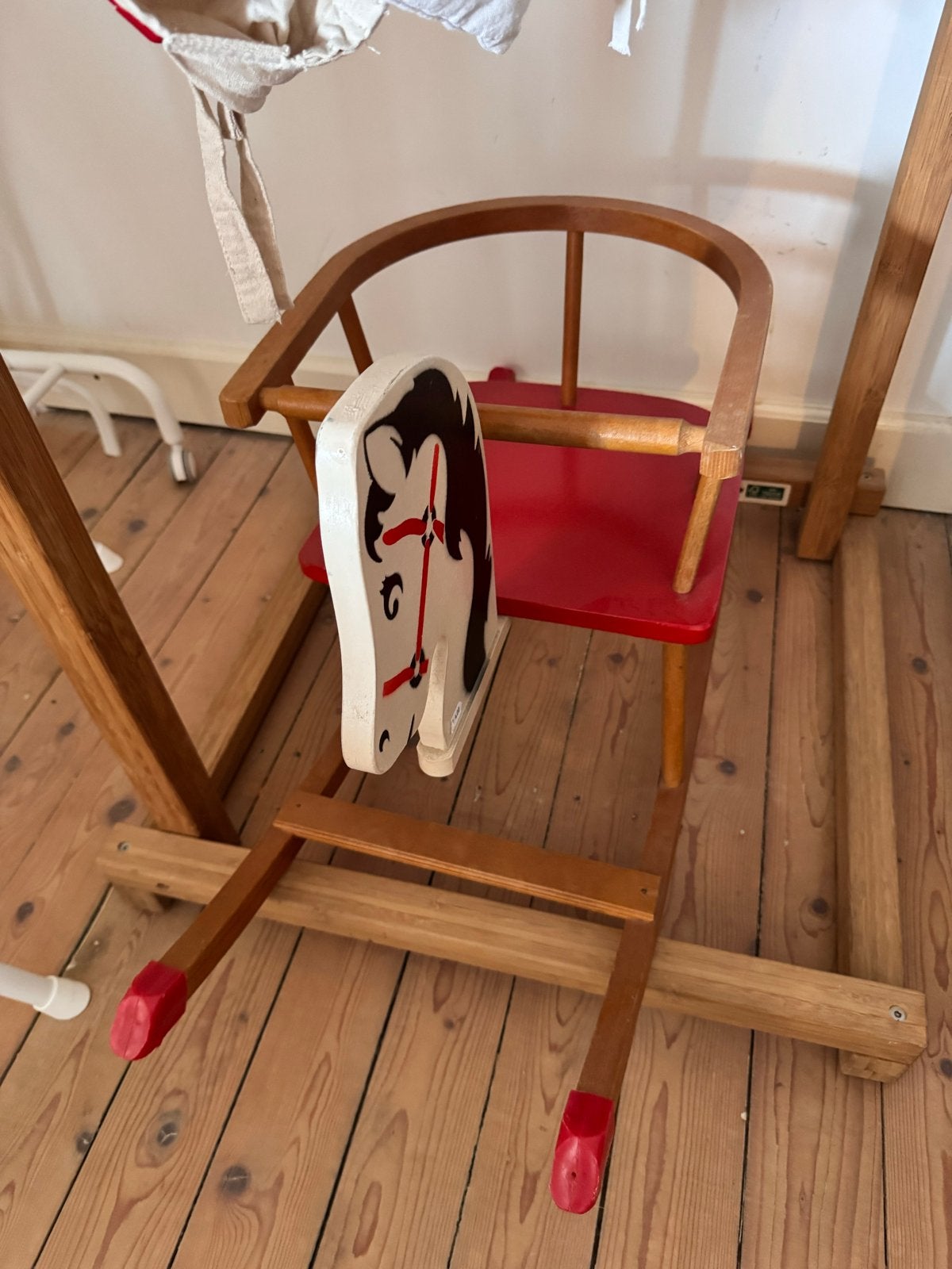 Houten schommelstoel met rood zitje en paardenhoofd, Ophalen, Gebruikt, Jongen of Meisje