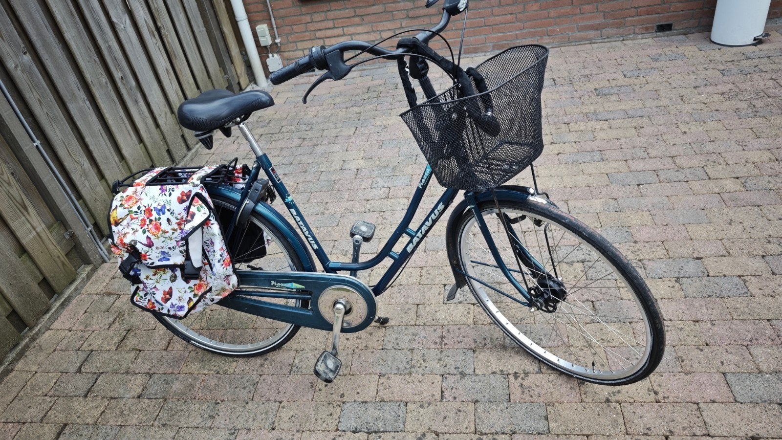 Batavus damesfiets met mand en fietstassen, Fietsen en Brommers, Fietsen | Dames | Damesfietsen, Ophalen, Velgrem, Batavus, Versnellingen