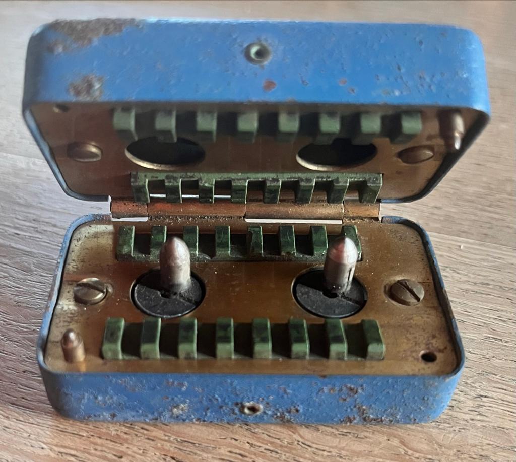 Vintage blauwe metalen doos om scheermesjes te slijpen., Antiek en Kunst, Ophalen of Verzenden