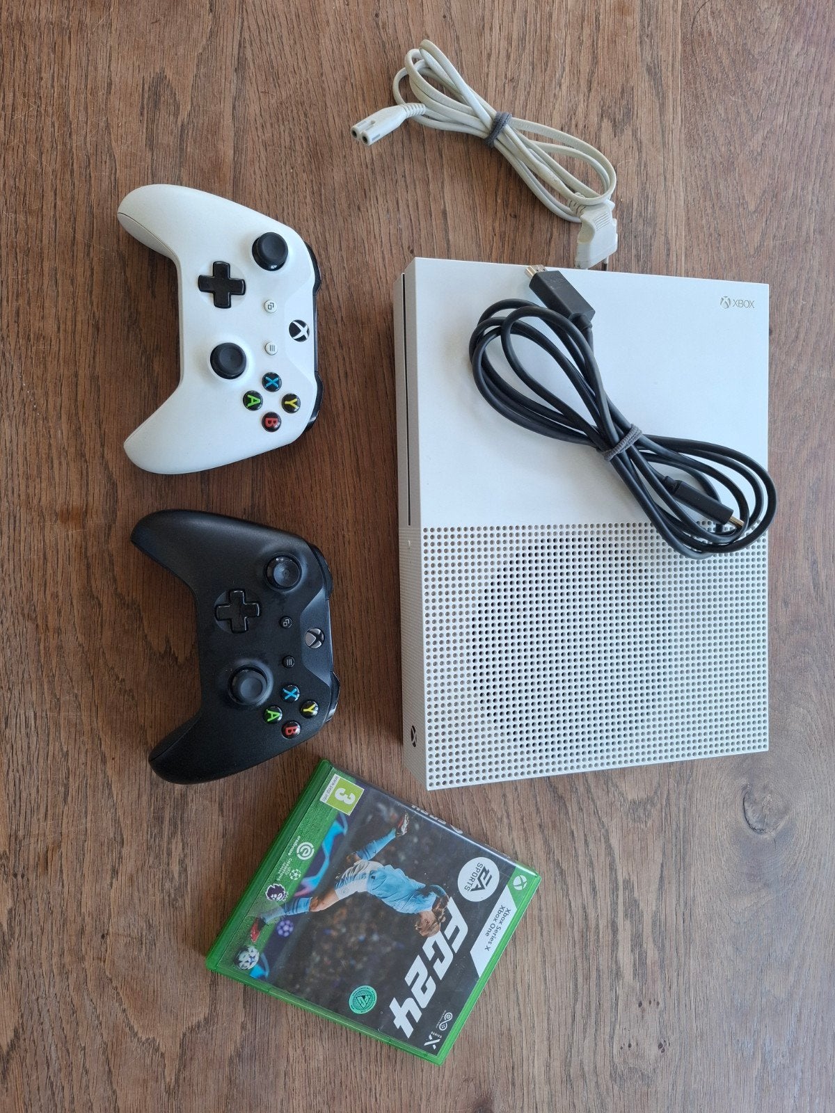 Xbox One S met 2 controllers en FC24, Spelcomputers en Games, Ophalen, Met 2 controllers, Xbox One S, Zo goed als nieuw