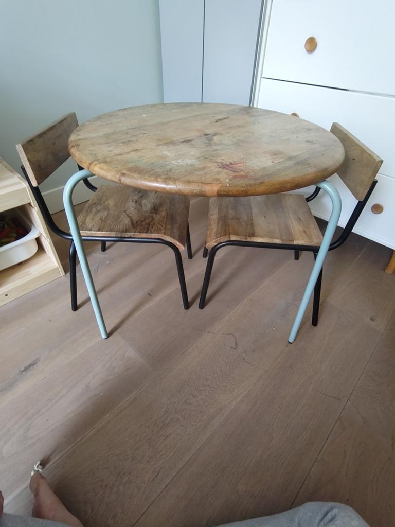 Houten kindertafel met twee stoeltjes, Kinderen en Baby's, Kinderkamer | Tafels en Stoelen, Ophalen, Gebruikt, Tafel(s) en Stoel(en)