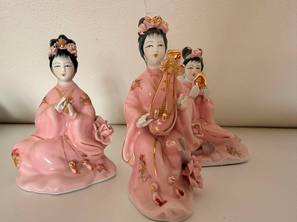 Set van 3 porseleinen Aziatische beelden in roze, Verzamelen, Beelden en Beeldjes, Ophalen of Verzenden, Zo goed als nieuw, Mens