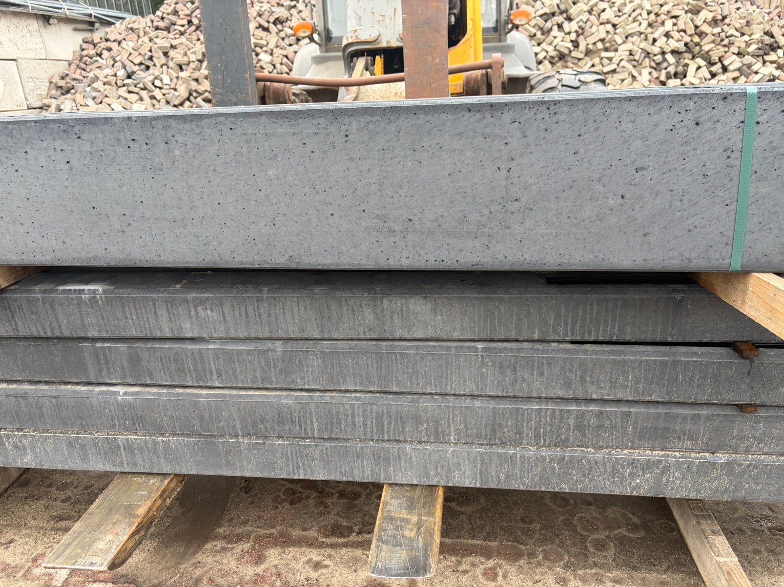 Gloednieuwe betonpalen & betonplaten voor schutting, Minder dan 25 mm, Nieuw, Ophalen of Verzenden, Plank