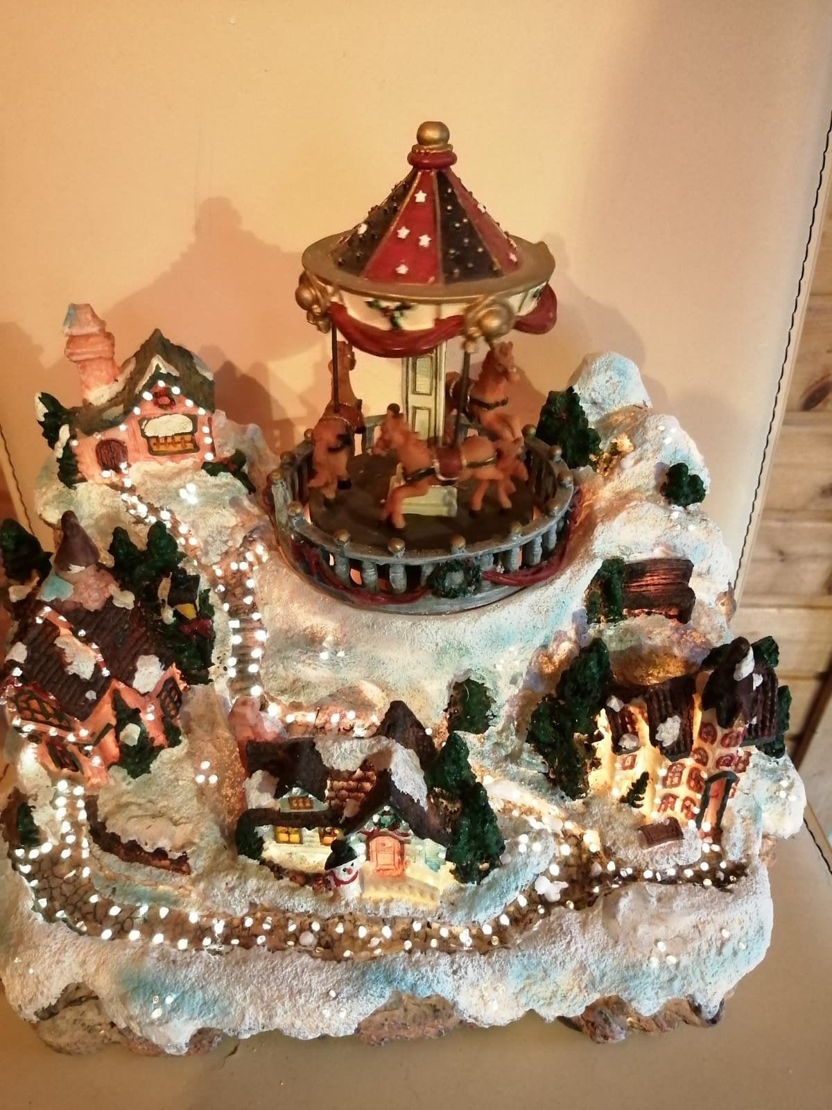 kerstdorp winterdorp kersttafereel met verlichting carrousel, Verzenden, Gebruikt