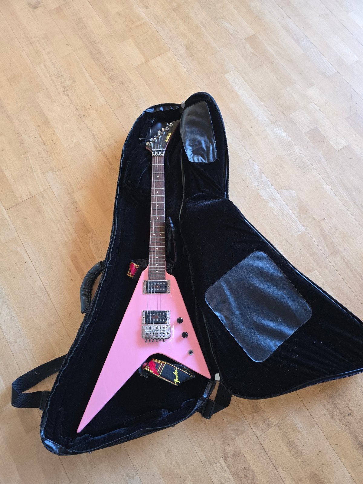 Vintage KAWAI V-vorm Gitaar - Zeldzaam Roze Jaren, Muziek en Instrumenten, Ophalen, Gebruikt, Solid body, Overige merken