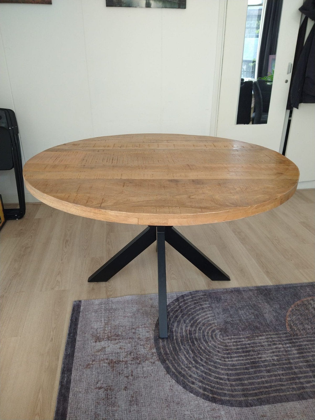 Ronde eettafel mangohout, Rond, Industrieel, Modern, Zo goed als nieuw, Vier personen