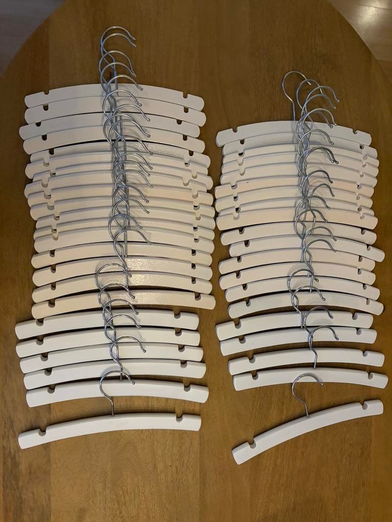 43 stuks witte kledinghangers baby, Kleding | Dames, Kledinghangers, Ophalen of Verzenden, Hout, Kinderen