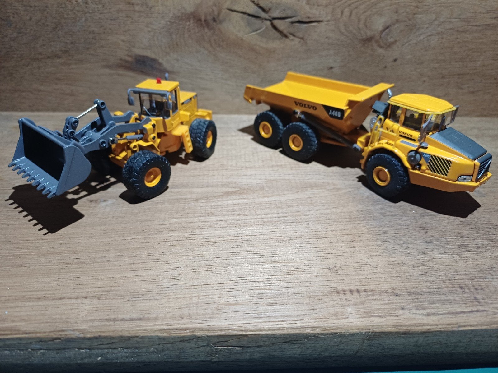 Volvo schaalmodellen: wiellader en knikdumper, Ophalen of Verzenden, Zo goed als nieuw, Gelijkstroom of Wisselstroom, Overige merken