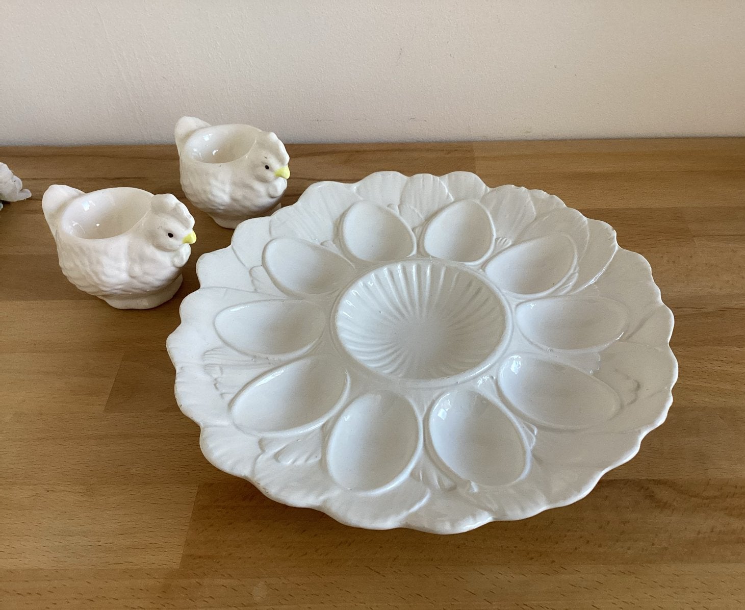 2 Eierdopjes en eierschaal eierbord wit bloem, Huis en Inrichting, Keuken | Servies, Gebruikt, Keramiek, Overige typen, Ophalen of Verzenden
