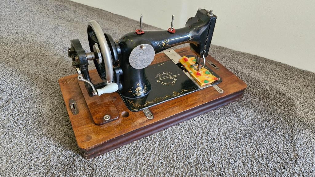 Antieke naaimachine Simplex V.S. met diverse accessoires, Ophalen