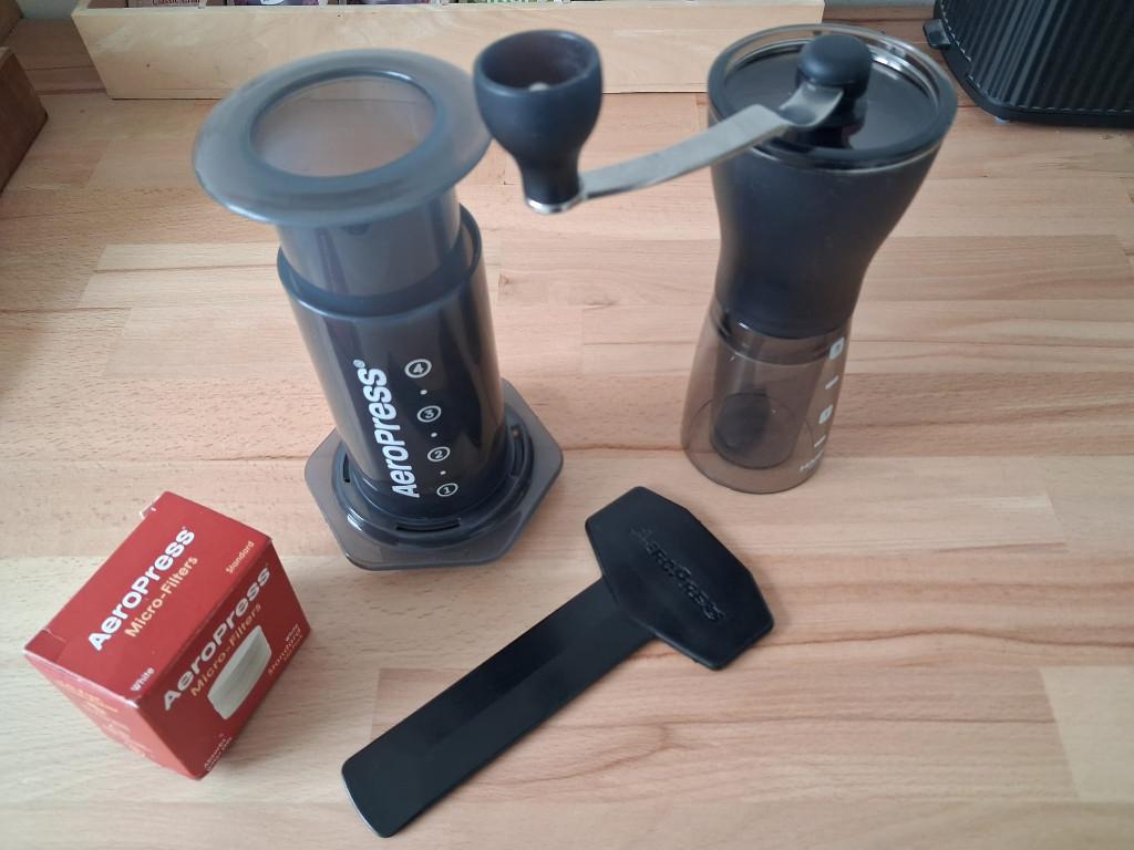 AeroPress en Hario Mini Slim Plus Coffee Grinder, Overige modellen, Ophalen of Verzenden, Zo goed als nieuw, 2 tot 4 kopjes