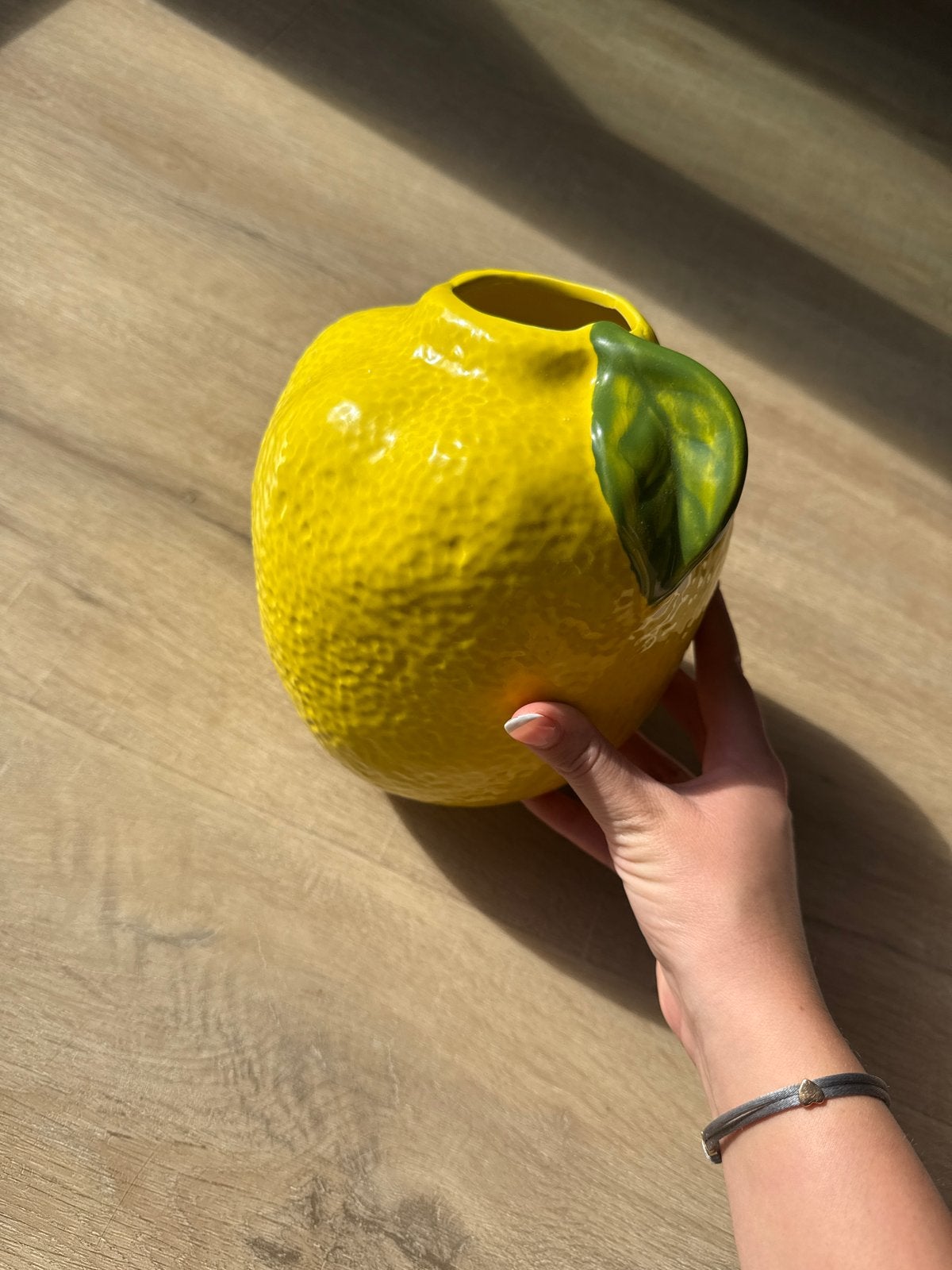 Citroen vaas - Gele keramische vaas in fruitvorm, Huis en Inrichting, Ophalen, Met patroon/structuur, Geel, Zo goed als nieuw