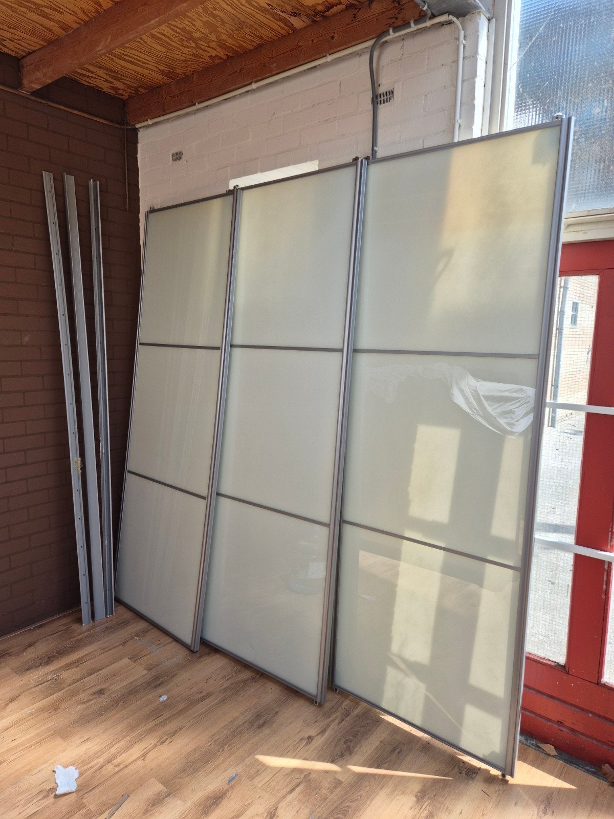 Schuifdeuren voor inbouwkast - Melkwit glas, grijs aluminium, Huis en Inrichting, Gebruikt, 200 cm of meer, Ophalen of Verzenden