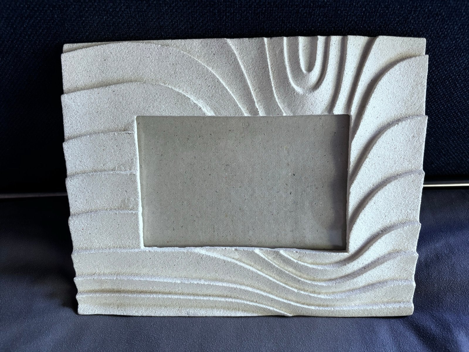 Unieke zandkleurige fotolijst met golvend design, Ophalen of Verzenden, Gebruikt, Overige materialen, Minder dan 50 cm