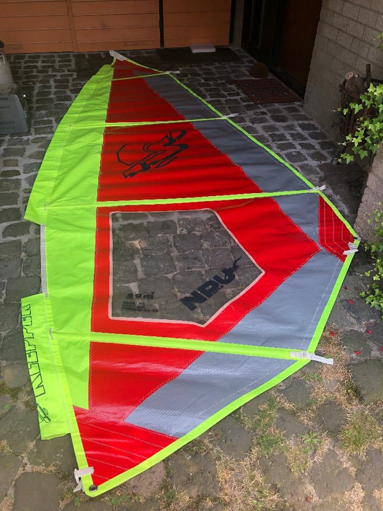 Surfzeil doorgelat 5,9 m2., Watersport en Boten, Windsurfen, Ophalen of Verzenden, Zo goed als nieuw, Zeil, Met draagtas