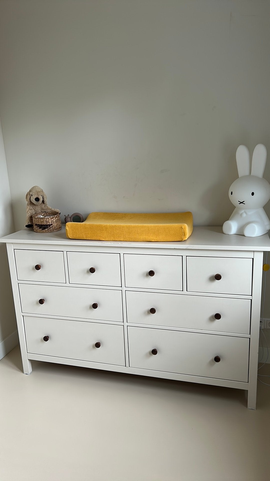 Ikea Hemnes ladekast - geverfd met houten knopjes, Kinderen en Baby's, Kinderkamer | Commodes en Kasten, Ophalen, 50 tot 70 cm