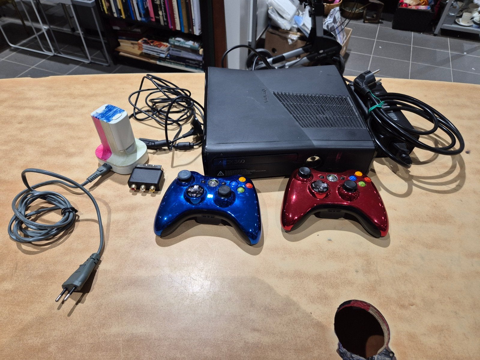Xbox 360 S console met 2 controllers en batterij oplader, Met 2 controllers, Onbekend, Ophalen of Verzenden, Onbekend