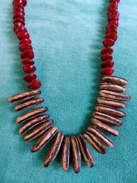 Ketting gemaakt van rode en bruine zaden, Sieraden, Tassen en Uiterlijk, Ophalen of Verzenden, Gebruikt, Rood, Overige materialen