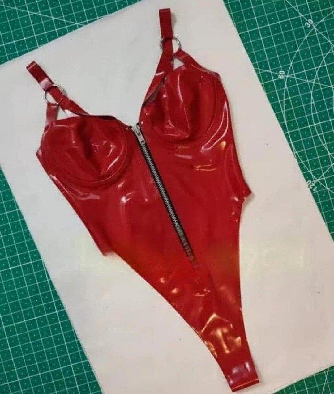 Mooie latex bodysuit, tm 2XL (op maat) 

Diverse kleuren
Lat, Verzenden
