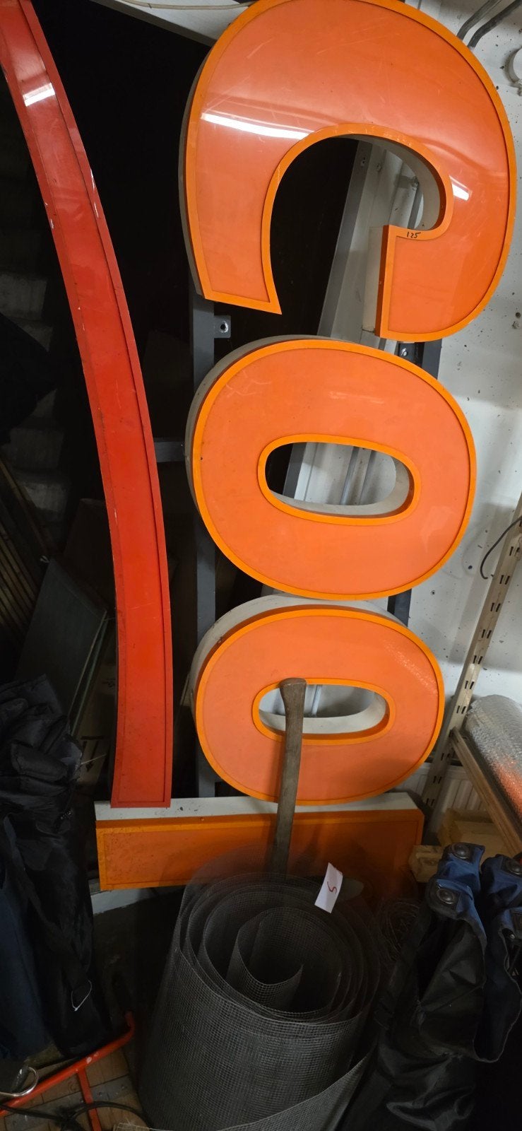 Grote oranje lichtreclame letters 'COOP', Ophalen