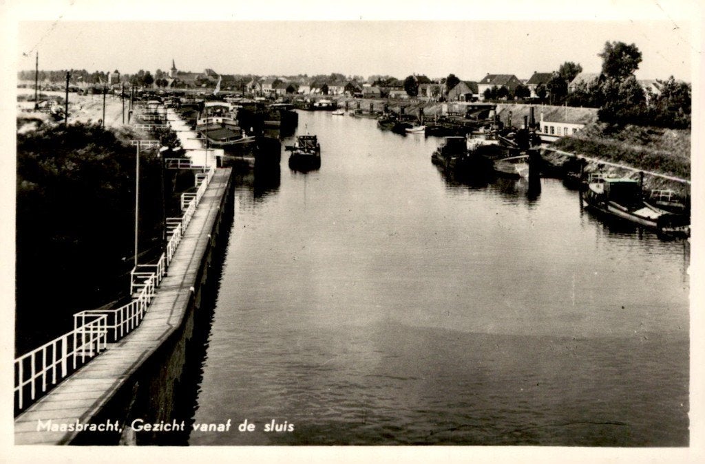 Maasbracht Gezicht vanaf de sluis # 17, Ophalen of Verzenden, 1940 tot 1960, Ongelopen, Limburg