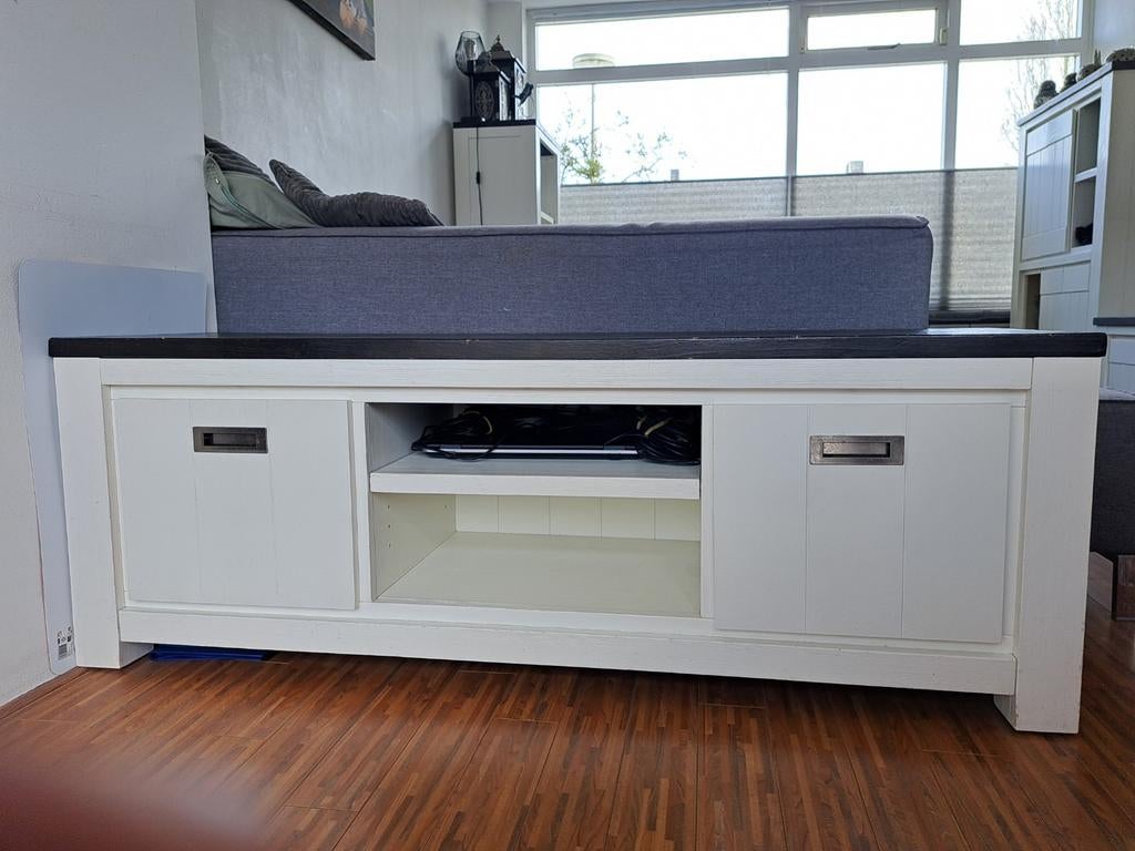 Landelijk wit TV meubel met donker acaciahouten blad, Huis en Inrichting, Kasten | Televisiemeubels, Gebruikt, Minder dan 100 cm