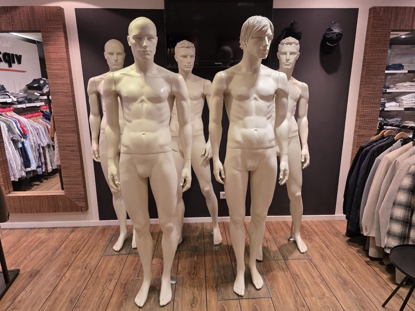 Paspoppen: 3 staand, 1 zittend, 5 staand, Ophalen