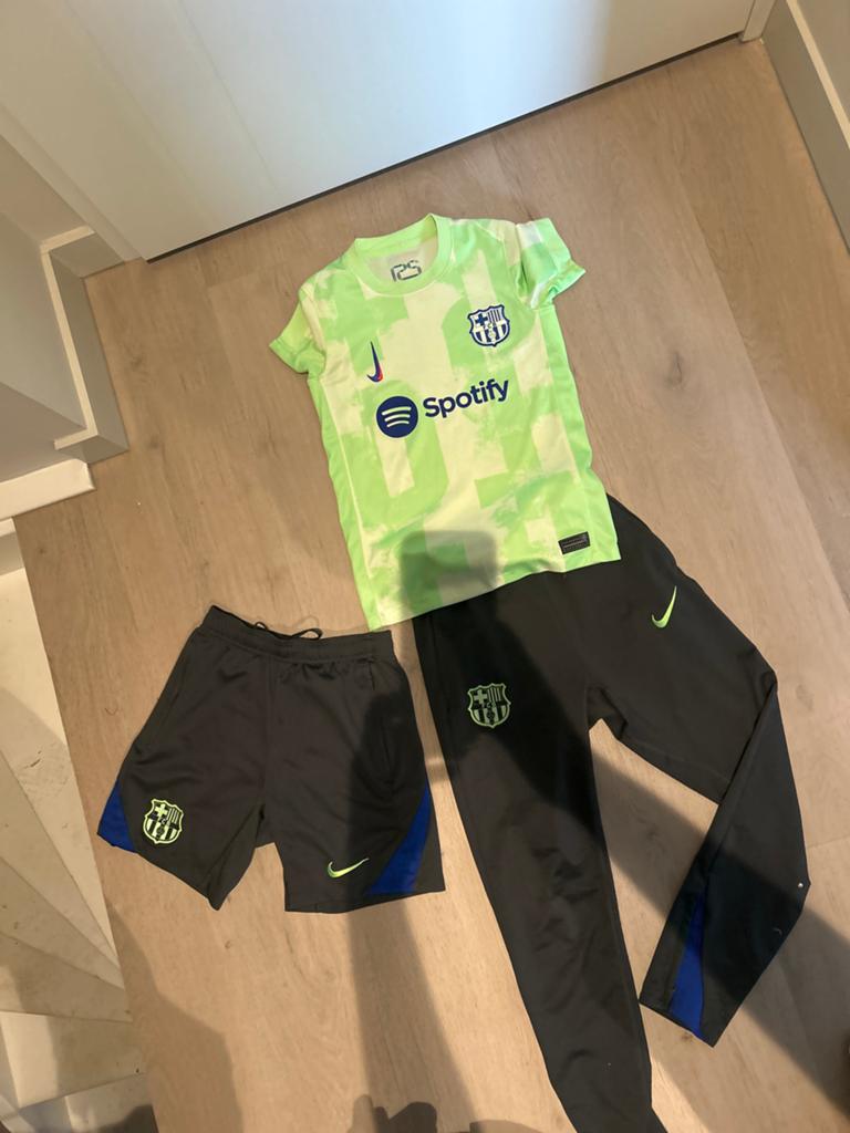 FC Barcelona Voetbalshirt : Korte & Lange voetbalBroek, Sport en Fitness, Voetbal, Maat XS of kleiner, Ophalen of Verzenden, Zo goed als nieuw