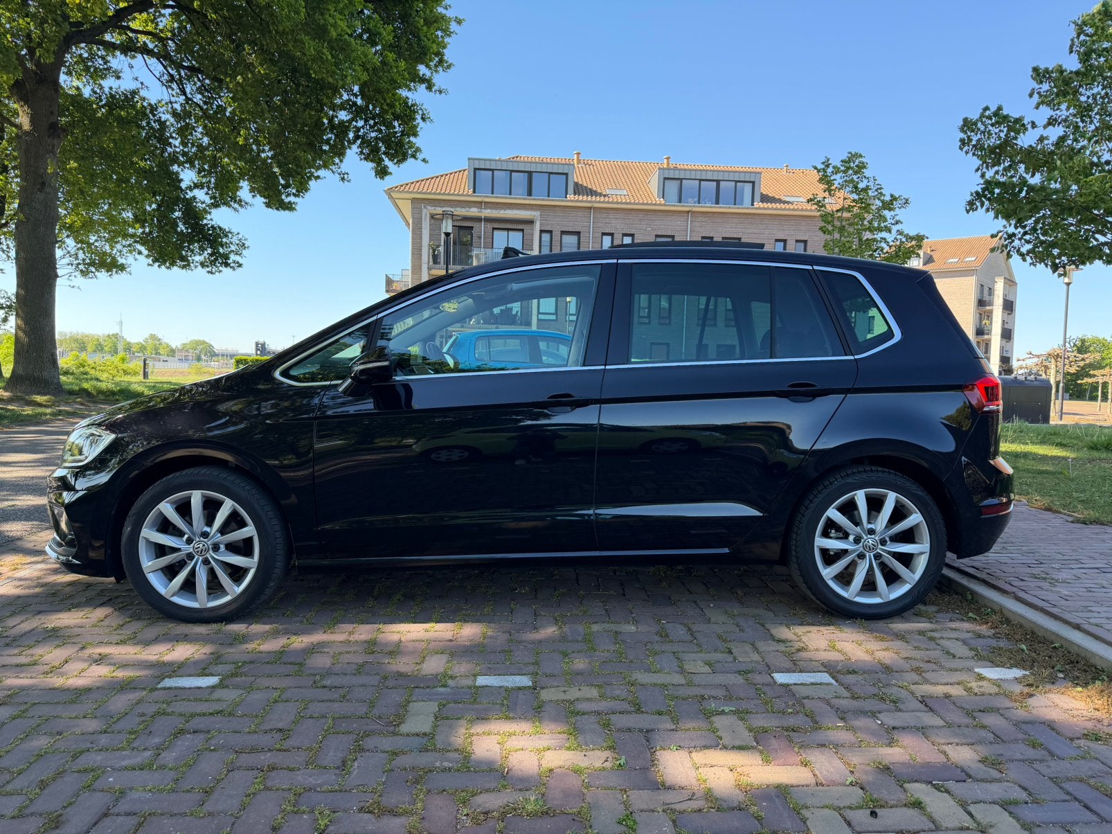 Volkswagen Golf Sportsvan 1.5 TSI ACT Highline Edition pano, 1498 cc, 700 kg, Alcantara, Zwart