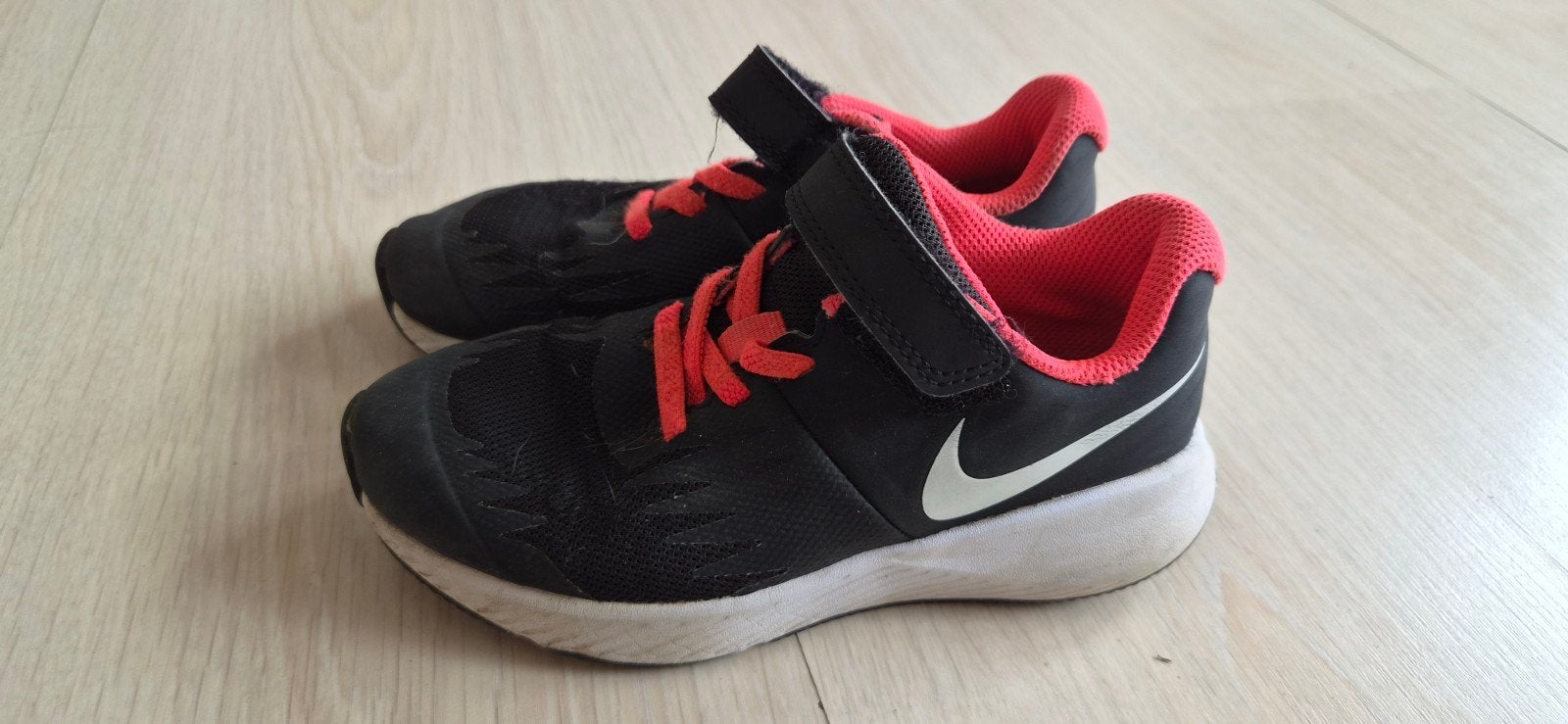 Nike sportschoenen maat 28.5 - zwart/rood, Gebruikt, Ophalen of Verzenden, Nike, Jongen of Meisje