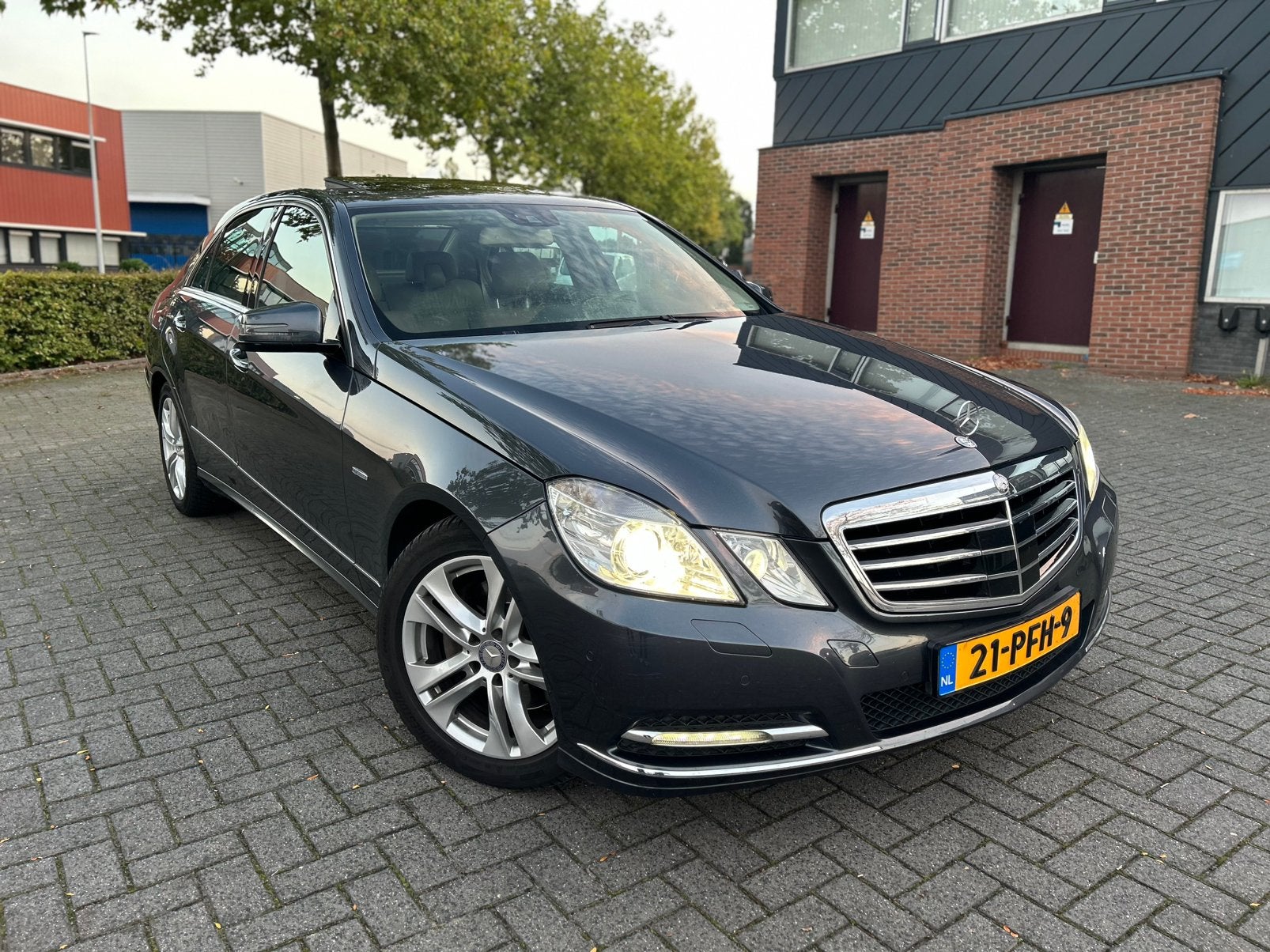 Mercedes-Benz E-Klasse 3.0 CDI E350 Sedan 4MATIC AUT 2011, Auto's, Automaat, Euro 5, Beige, 4 stoelen