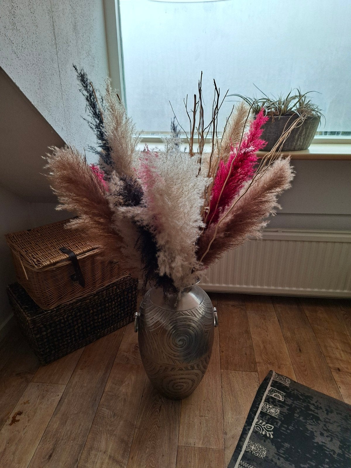 Grote vaas met pampas pluimen - 35cm hoog, Ophalen, Met patroon/structuur, Gebruikt, Metaal