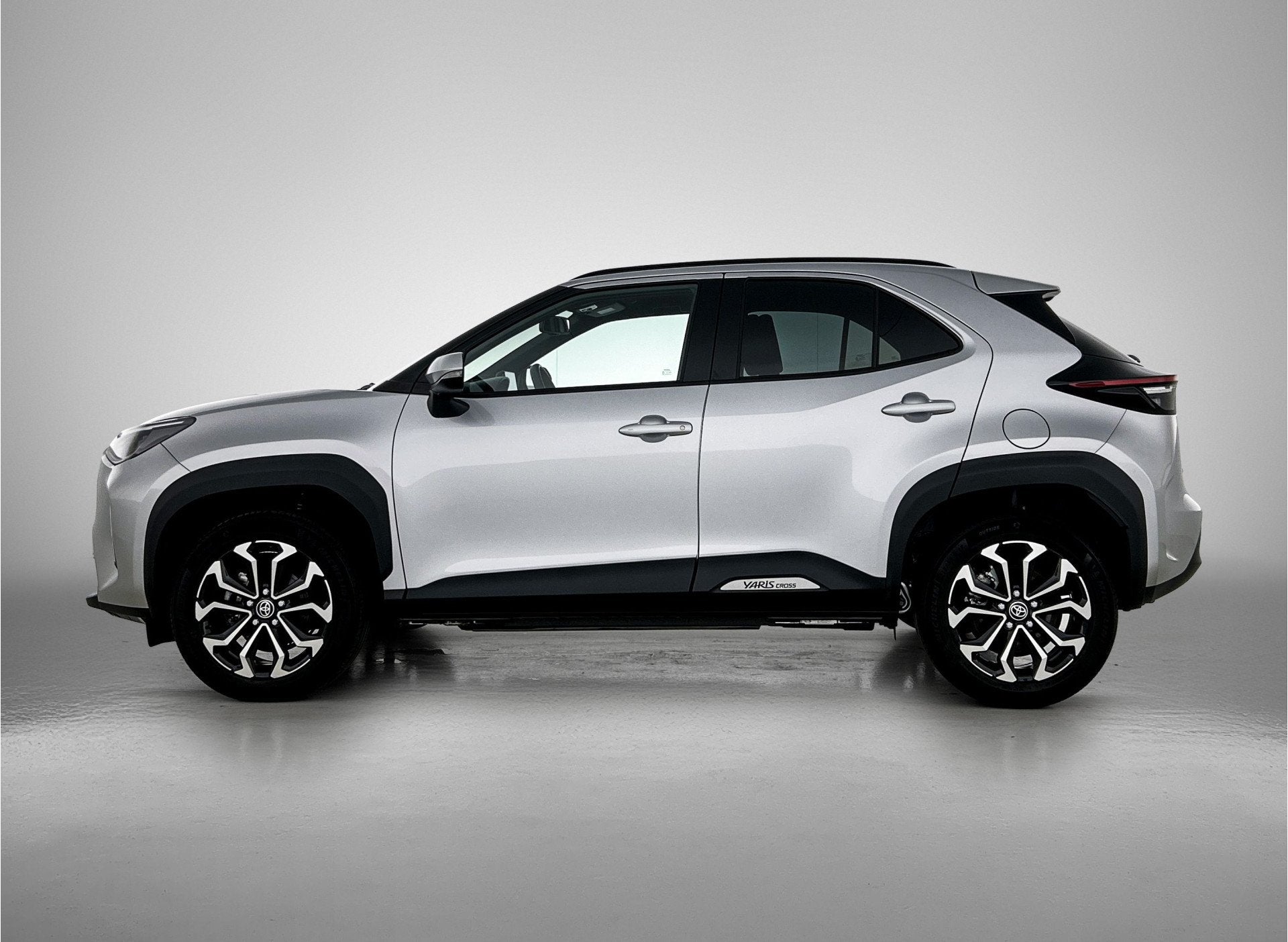 Toyota Yaris Cross 1.5 Hybrid 115 Dynamic (bj 2025), Auto's, Toyota, 12 maanden, Stof, Gebruikt, 116 pk