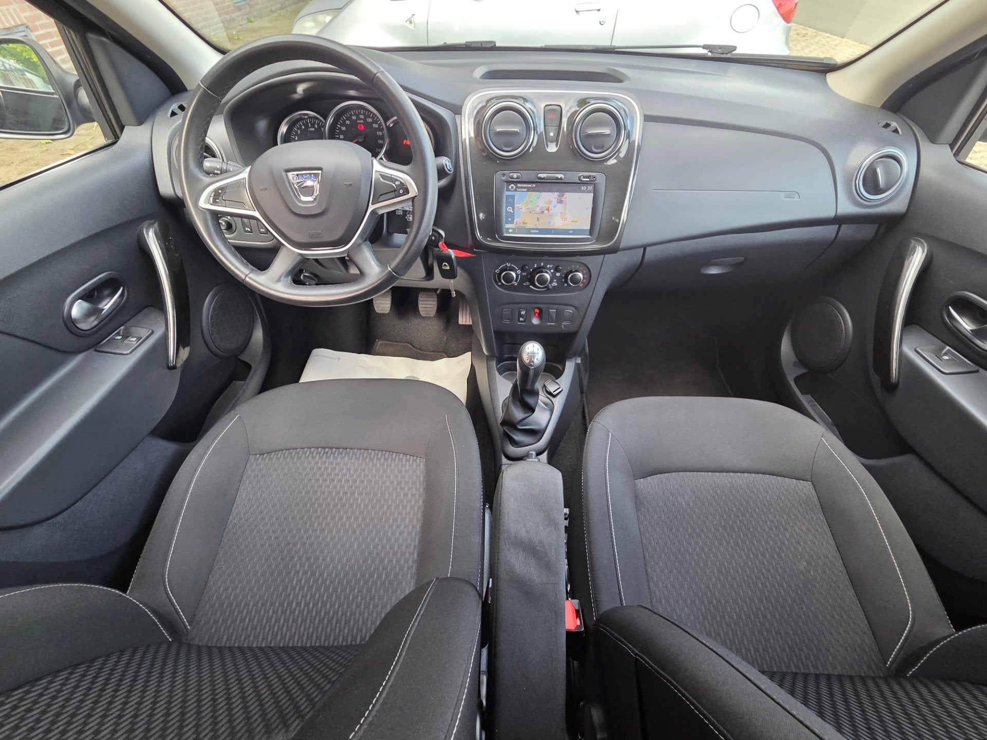 Dacia Sandero 0.9 TCe SL Royaal/CAMERA/TREKHAAK/NAVIGATIE, Voorwielaandrijving, Euro 6, 525 kg, Zwart