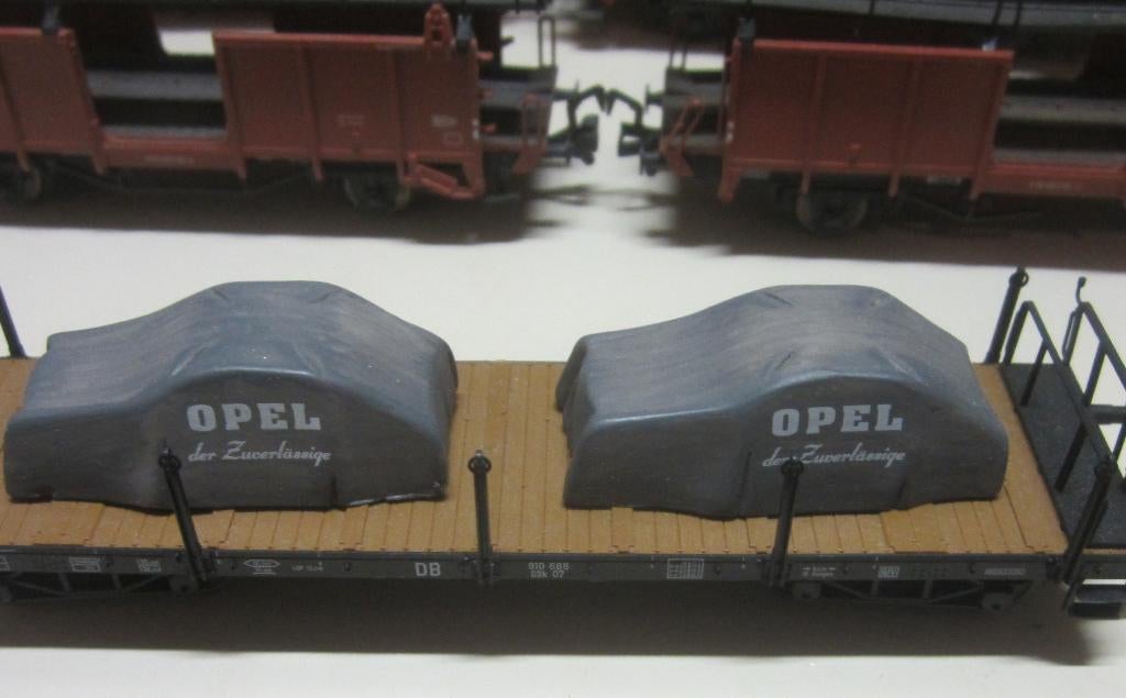 autotransporter  met 2 Opel modellen, Hobby en Vrije tijd, Modeltreinen | H0, Overige merken, Gelijkstroom of Wisselstroom, Wagon